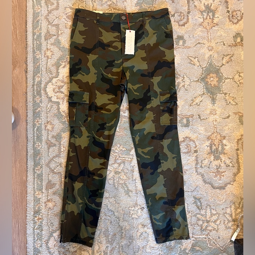 NWT Alice + Olivia Jeans “Keith” Slim Cargo Pants in “Camo Girl” - Size 14